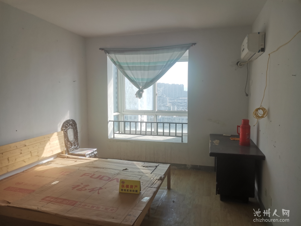 市中心大润发楼上，中间楼层，电梯房急售！！